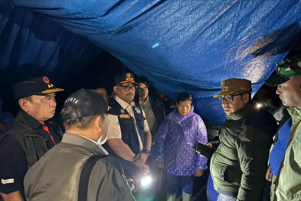 Direktur Jenderal Bina Administasi Wilayah (Dirjen Bina Adwil) Kementerian Dalam Negeri (Kemendagri) Safrizal Zakaria Ali (tengah) memimpin tim untuk meninjau lokasi banjir dan longsor di Kota Sibolga, Sumatera Utara. (Foto: Kemendagri)