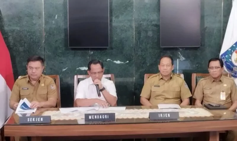 Menteri Dalam Negeri Tito Karnavian saat konferensi pers soal Bupati Aceh Selatan di Gedung Kemendagri, Jakarta, Selasa (9/12/2025). (Antara)