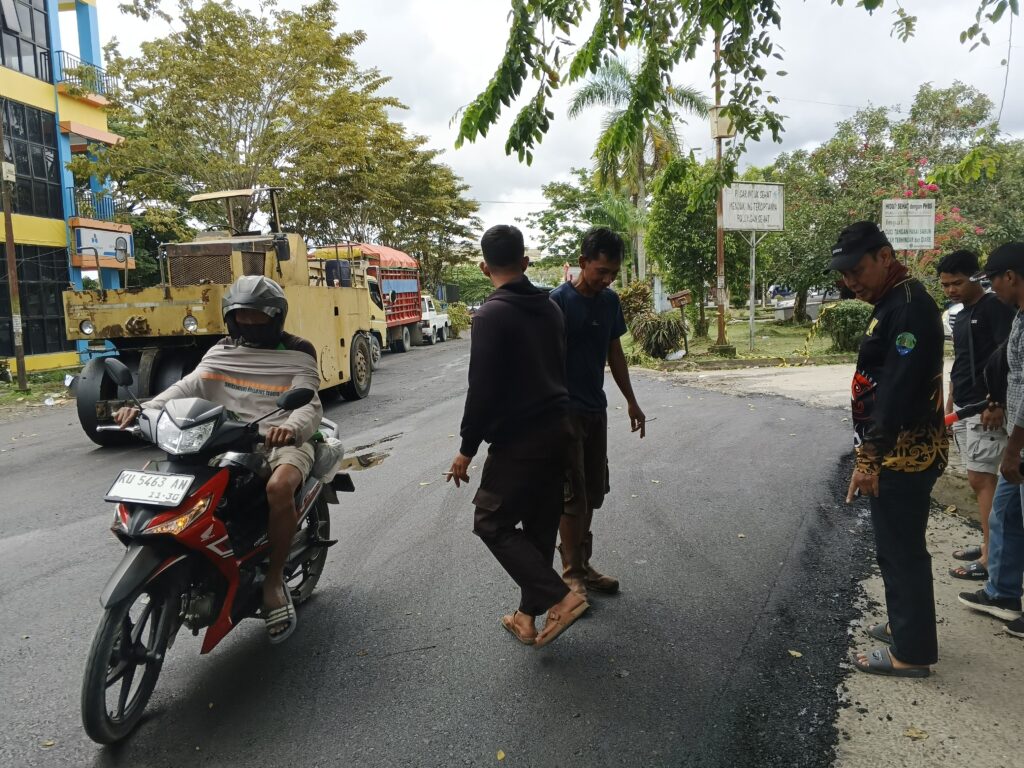 TINJAU LAPANGAN: Kepala DPU-PR Bulungan, Khairul saat meninjau pengaspalan jalan di Pasar Induk Tanjung Selor.
