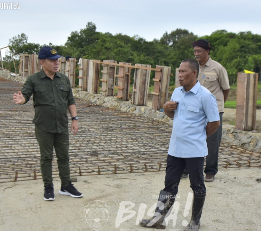 TINJAU PROYEK: Bupati Bulungan Syarwani ddampingi Ketua DPRD Bulungan serta camat melihat secara langsung proses pembangunan Jembatan Sei Bayan II yang ditergetkan rampung akhir tahun 2025