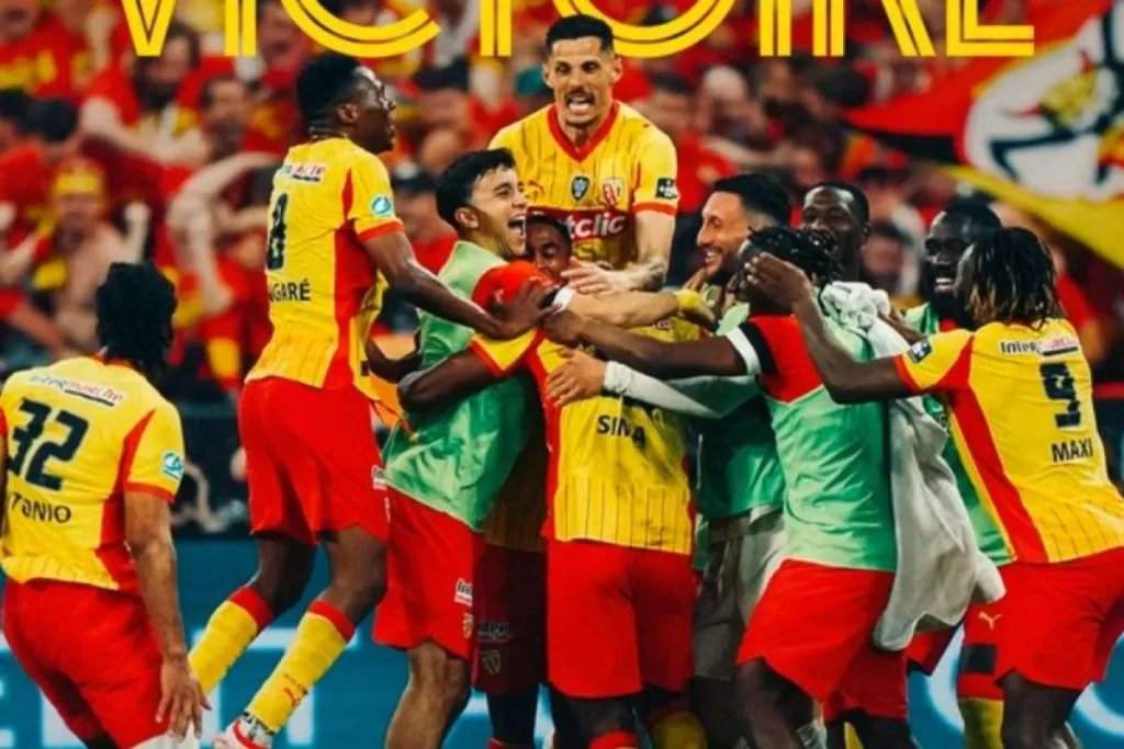 Para pemain Lens merayakan keberhasilan mereka menjuarai Piala Prancis seusai mengalahkan Nice pada partai final di Stadion Stade de France, Saint-Denis, Paris, Jumat (22/5/2026) waktu setempat. (x.com/RCLens)