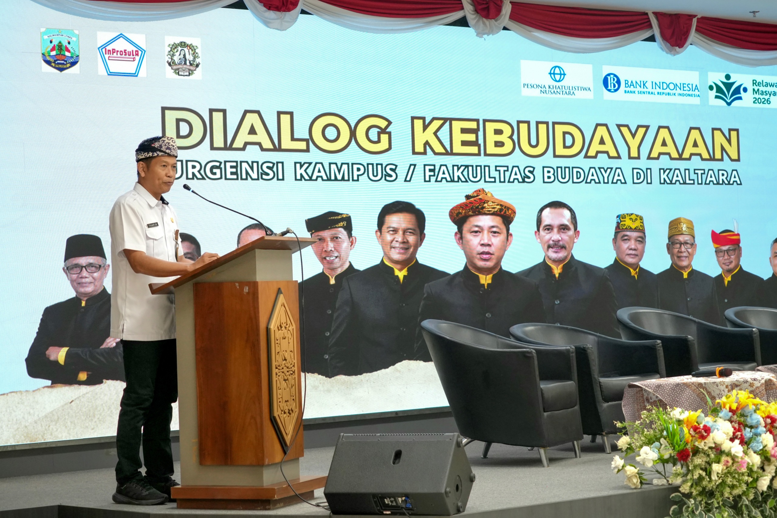 DIALOG : Asisten Bidang Administrasi Umum Setdaprov Kaltara, Dr. Taufik Hidayat, S.TP., M.Si., membuka Dialog Kebudayaan bertema “Urgensi Kampus/Fakultas Budaya di Kaltara” yang diinisiasi Yayasan Sejarah dan Budaya Kaltara (YSBKU) di Aula Kantor Gubernur Kaltara, Rabu (24/6).