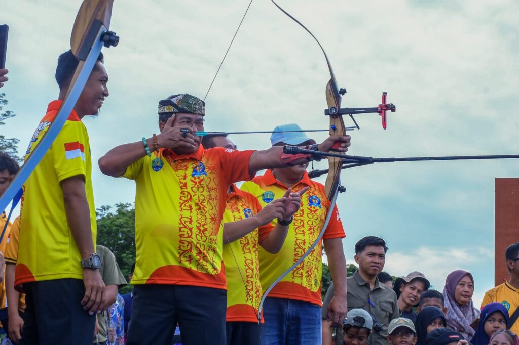 PEMBUKAAN: Gubernur Kalimantan Utara (Kaltara), Dr. H. Zainal A. Paliwang, S.H., M.Hum., secara resmi membuka Invitasi Kejuaraan Panahan Bulungan Series 2026 di Lapangan Agatis, Kamis (11/6)