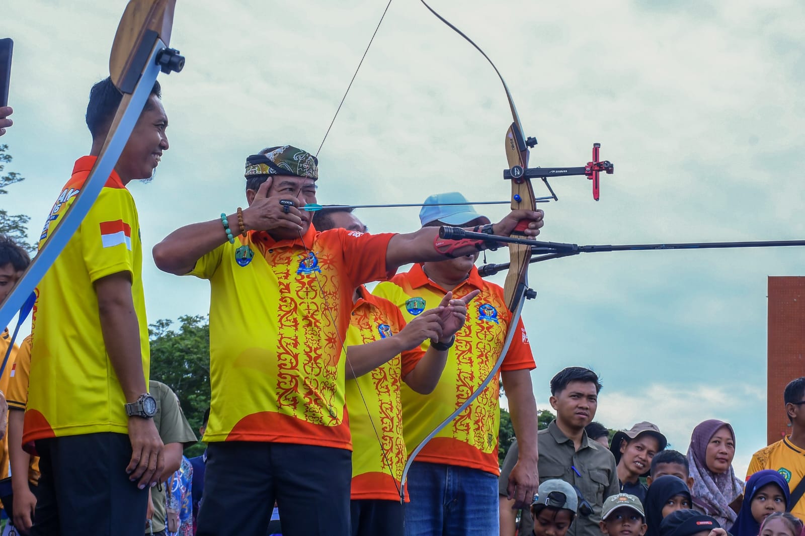 PEMBUKAAN: Gubernur Kalimantan Utara (Kaltara), Dr. H. Zainal A. Paliwang, S.H., M.Hum., secara resmi membuka Invitasi Kejuaraan Panahan Bulungan Series 2026 di Lapangan Agatis, Kamis (11/6)
