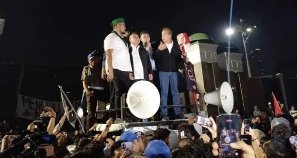Dua Wakil Ketua DPR RI, Sufmi Dasco Ahmad dan Saan Mustopa, keluar dari Gedung Nusantara I DPR RI seusai menerima audiensi perwakilan mahasiswa yang menggelar demonstrasi di depan Kompleks Parlemen, Senayan, Jakarta, Jumat (19/6/2026)/istimewa