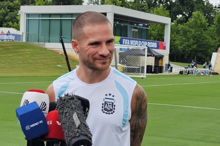 Gelandang tim nasional Argentina Alexis Mac Allister saat memberikan pernyataan menjelang laga semifinal Piala Dunia 2026 kontra Inggris di Atlanta United Training Ground, Marietta, Georgia, Selasa (14/7/2026). (ANTARA/Michael Siahaan)