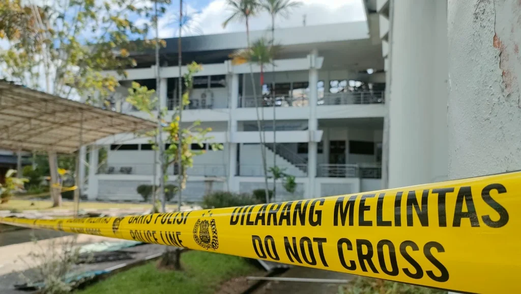 DIPASANGI GARIS POLISI: Unsur pimpinan Dewan Perwakilan Rakyat Daerah (DPRD) Kabupaten Bulungan menegaskan sikap komitmennya untuk mendukung penuh langkah penyelidikan yang tengah dilakukan oleh aparat penegak hukum pasca kebakaran Kantor Bupati Bulungan