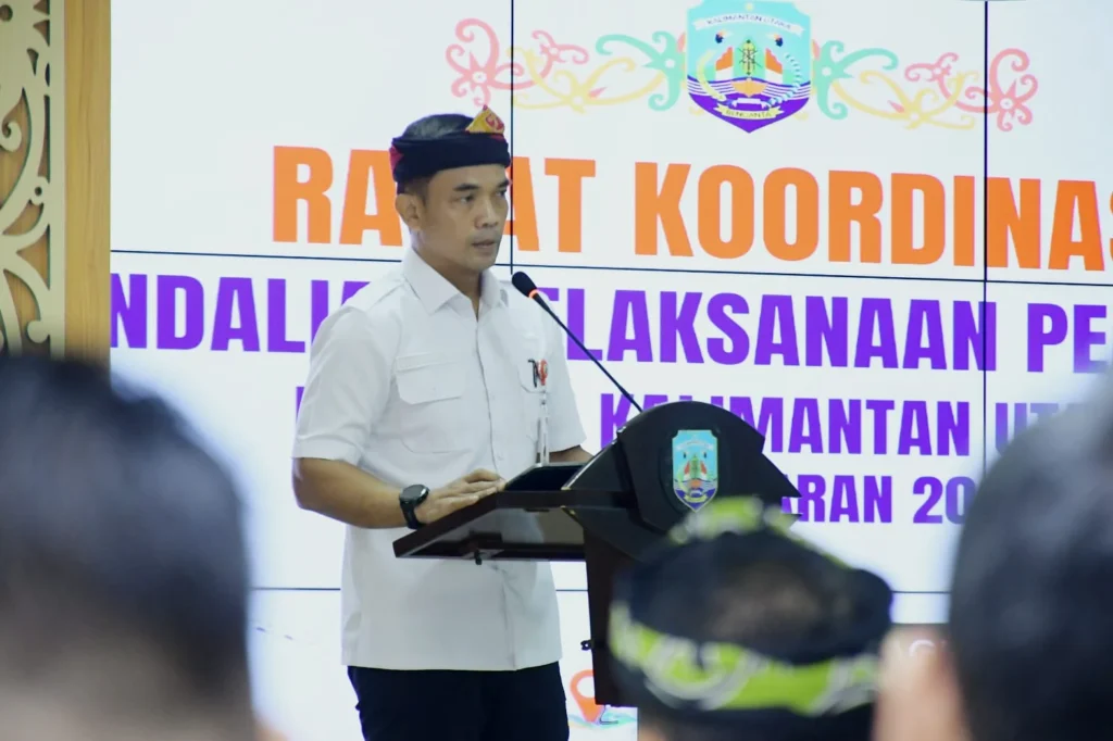RAKORDAL : Sekprov Kaltara, H. Denny Harianto, S.E., M.M., saat membuka Rapat Rakordal Pelaksanaan Pembangunan Provinsi Kaltara Tahun Anggaran 2026 di Ruang Serbaguna Gedung Gabungan Dinas, Rabu (5/8).
